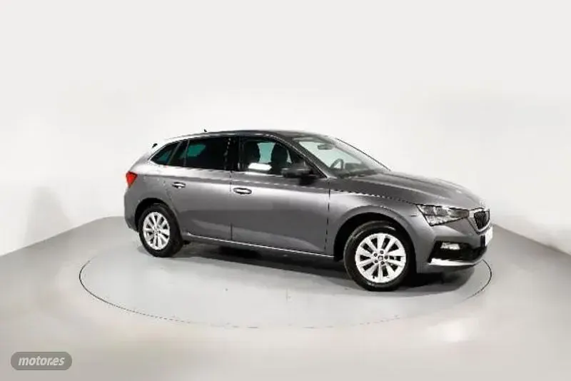 Usado Skoda Scala Selection 95 CV (69 kW) 2024 Gris Utilitario