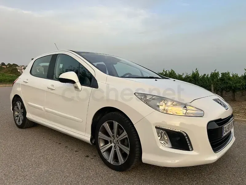 Usado Peugeot 308 Active 120 CV (88 kW) 2012 Blanco Berlina