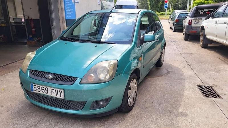 Usado Ford Fiesta Trend 90 CV (66 kW) 2007 Verde Utilitario