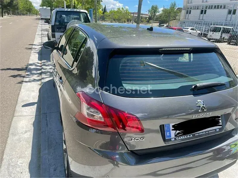 Usado Peugeot 308 Allure 120 CV (88 kW) 2017 Gris / plata Berlina