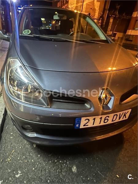 Gris / plata Usado 2006 Renault Clio II Dynamique Berlina | 3000 € (Precio justo) - Imagen 1/4