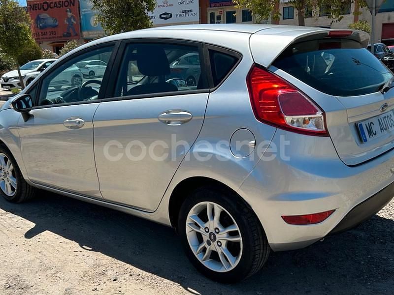 Usado Ford Fiesta Trend 82 CV (60 kW) 2017 Gris / plata Utilitario