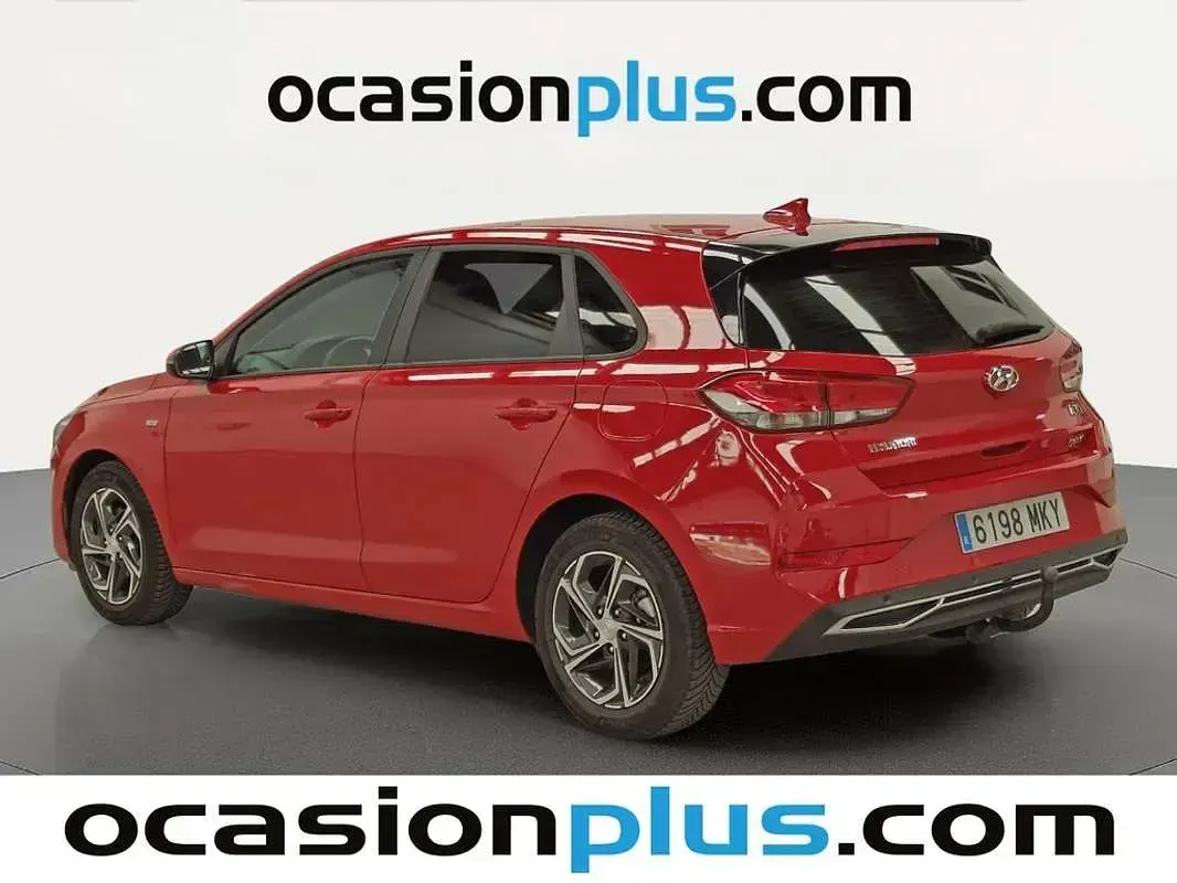 Usado Hyundai i30 120 CV (88 kW) 2023 Rojo Utilitario