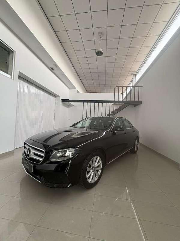 Usado Mercedes E200 150 CV (110 kW) 2018 Negro Berlina