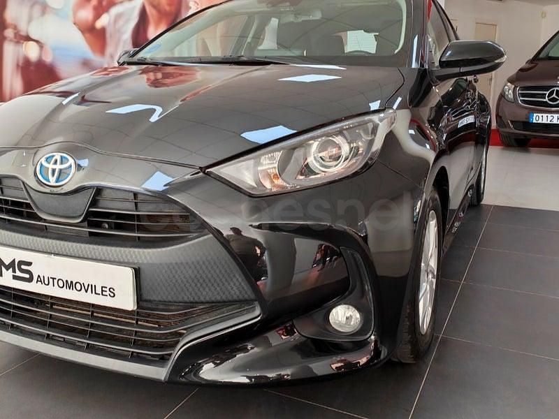 Usado Toyota Yaris Hybrid Active 116 CV (85 kW) 2022 Negro Berlina