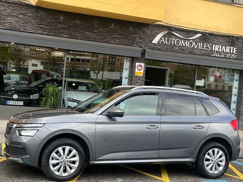 Usado Skoda Kamiq Ambition 110 CV (80 kW) 2023 Gris / plata SUV