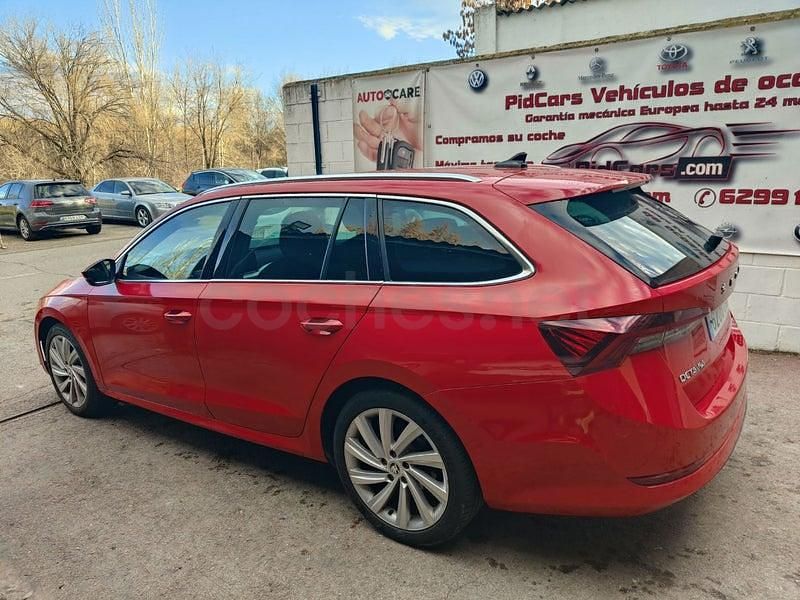 Usado Skoda Octavia Style 150 CV (110 kW) 2021 Rojo Familiar