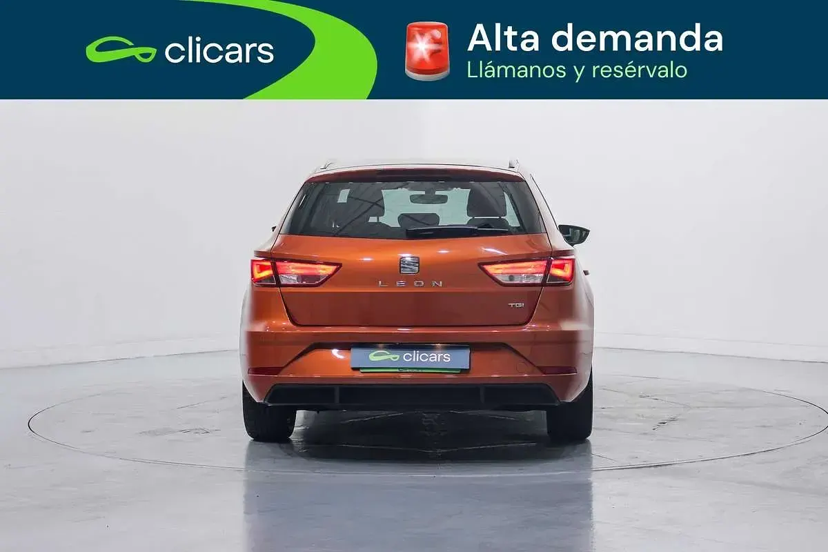 Usado Seat Leon ST Style 110 CV (80 kW) 2018 Naranja Familiar