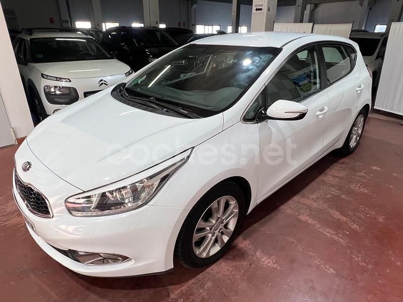 Blanco Usado 2013 Kia Ceed Berlina | 7495 € (Precio justo) - Imagen 1/4
