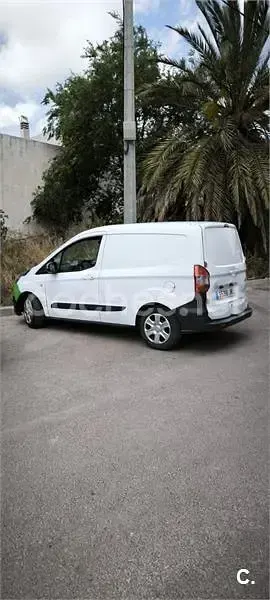 Usado Ford Tourneo Courier Trend 75 CV (55 kW) 2015 Blanco Monovolumen