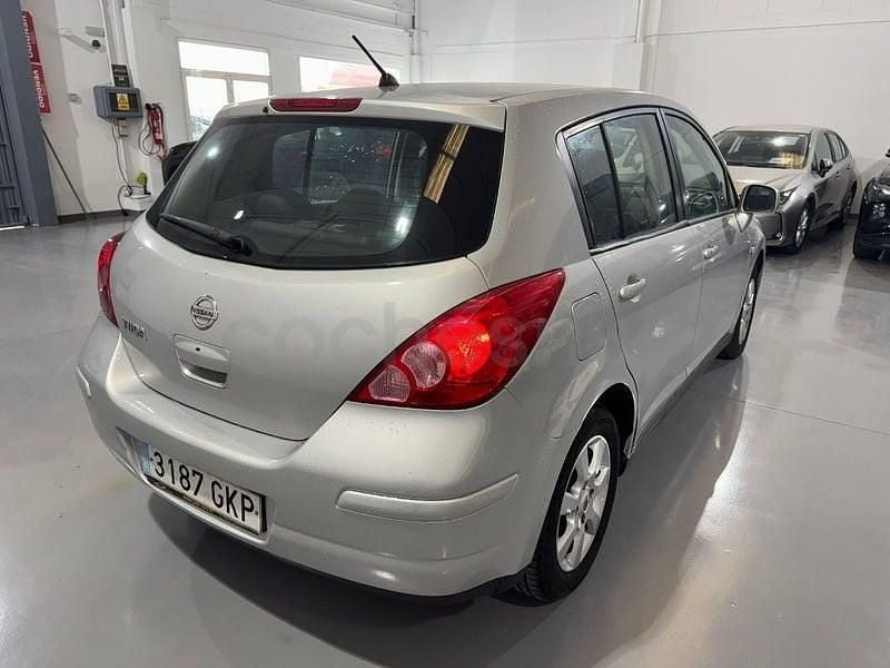 Usado Nissan Tiida Tekna 106 HP (77 kW) 2009 Cinzento Sedan