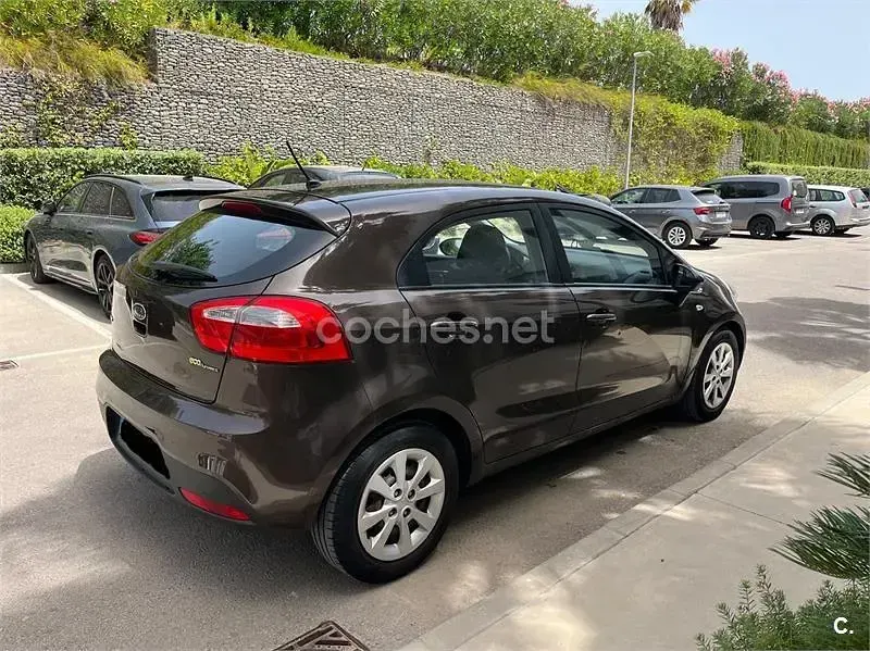 Usado Kia Rio 85 CV (62 kW) 2011 Marrón Berlina