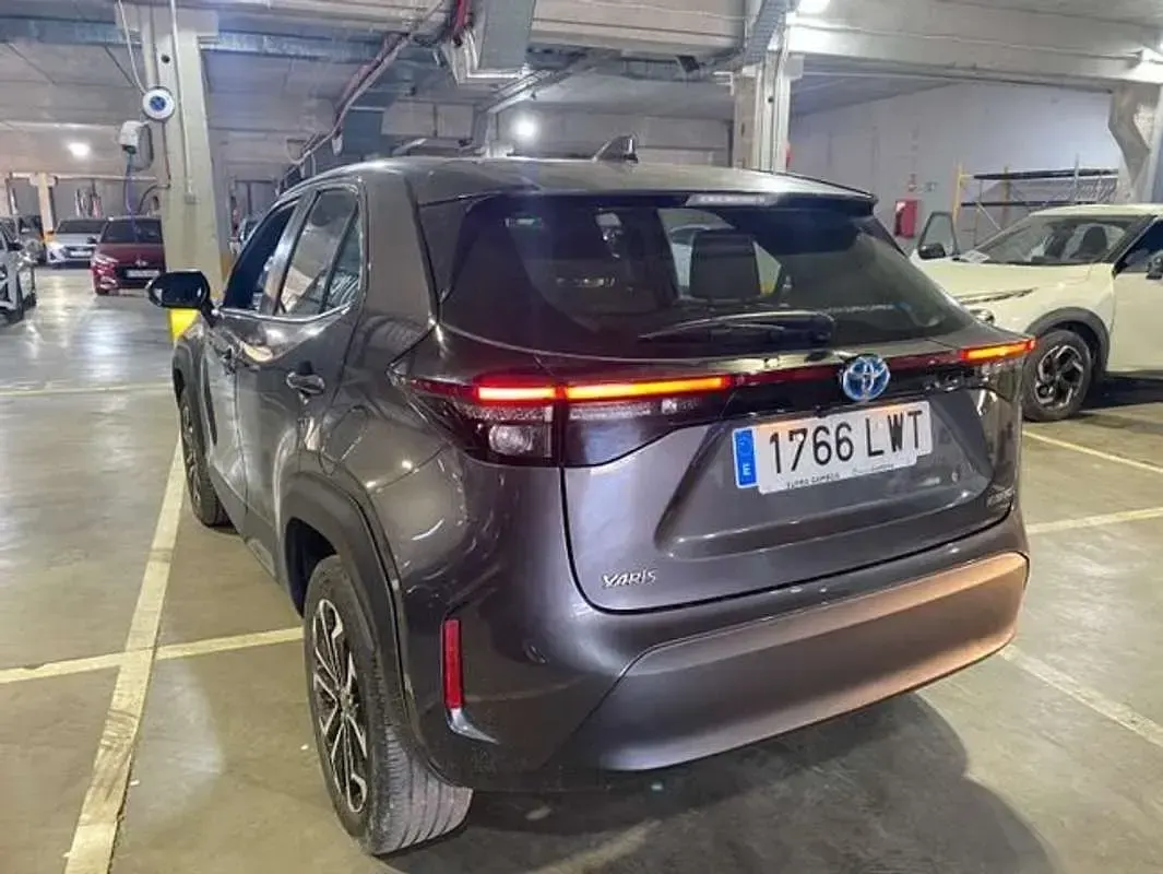 Usado Toyota Yaris Cross Active 116 CV (85 kW) 2022 Gris SUV