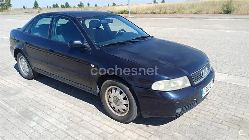 Usado Audi A4 110 CV (80 kW) 1999 Azul Berlina