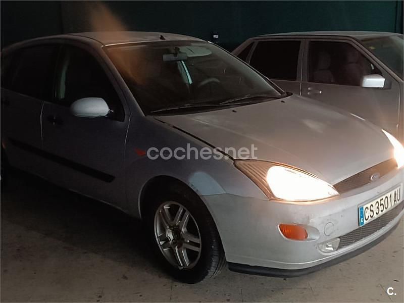 Usado Ford Focus Trend 100 CV (73 kW) 1999 Gris / plata Berlina
