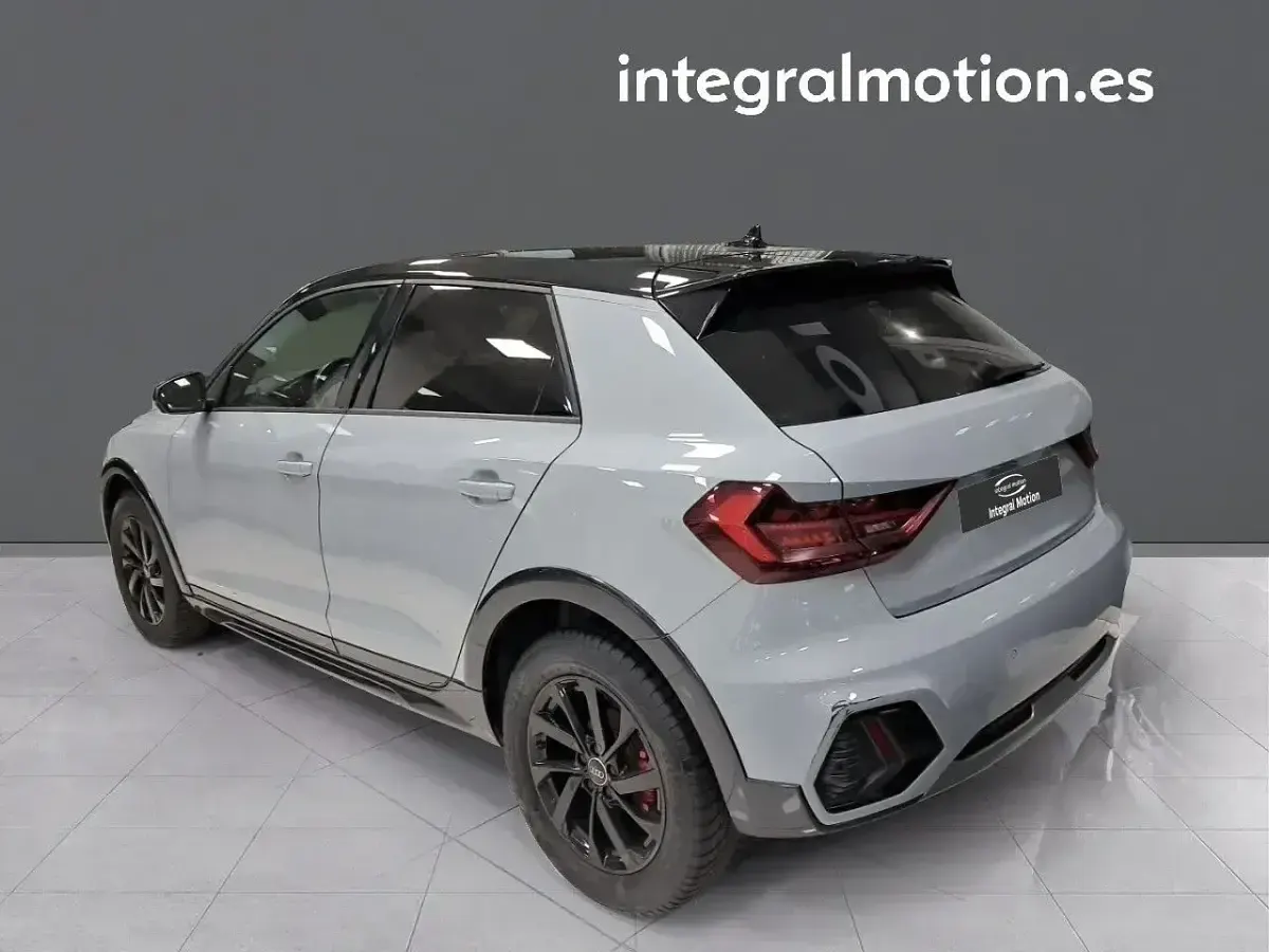 Usado Audi A1 Business 149 CV (109 kW) 2021 Gris SUV