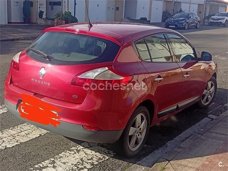 Usado Renault Mégane Dynamique 110 CV (80 kW) 2011 Rojo Berlina