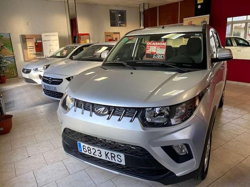 Gris Usado 2018 Mahindra KUV100 SUV | 6880 € - Imagen 1/4