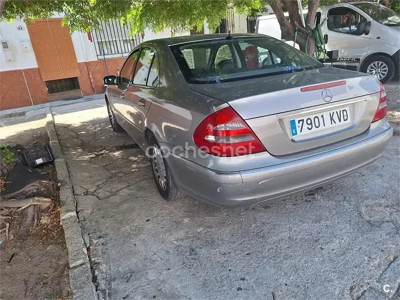 Usado Mercedes E280 Elegance 190 CV (139 kW) 2005 Beige Berlina