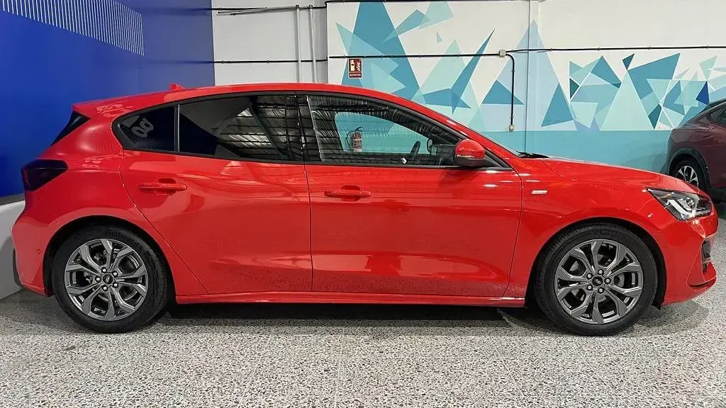 Usado Ford Focus ST-Line 115 CV (84 kW) 2025 Rojo race Berlina