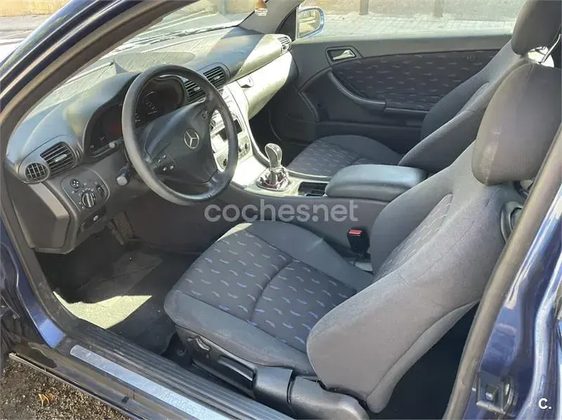 Usado Mercedes C220 143 CV (105 kW) 2002 Azul Berlina