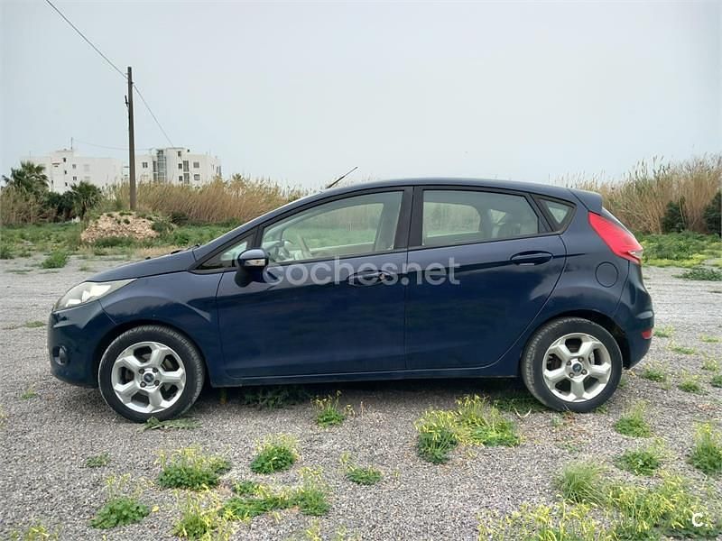 Usado Ford Fiesta Trend 68 CV (50 kW) 2010 Azul Utilitario