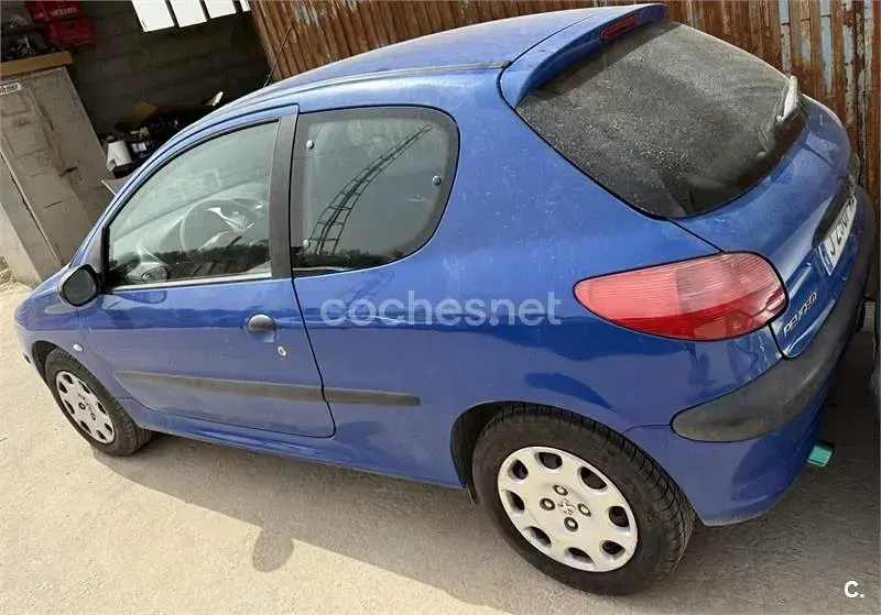 Usado Peugeot 206 70 CV (51 kW) 2000 Azul Berlina