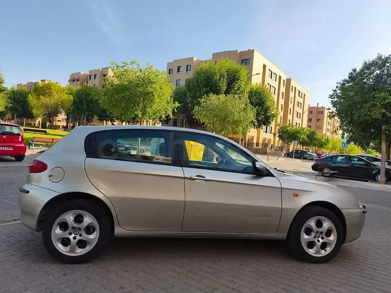 Usado Alfa Romeo 147 Progression 115 CV (84 kW) 2004 Beige Utilitario
