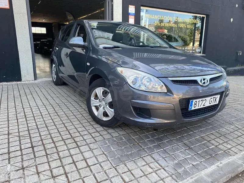 Usado Hyundai i30 Style 128 CV (94 kW) 2010 Gris / plata Berlina