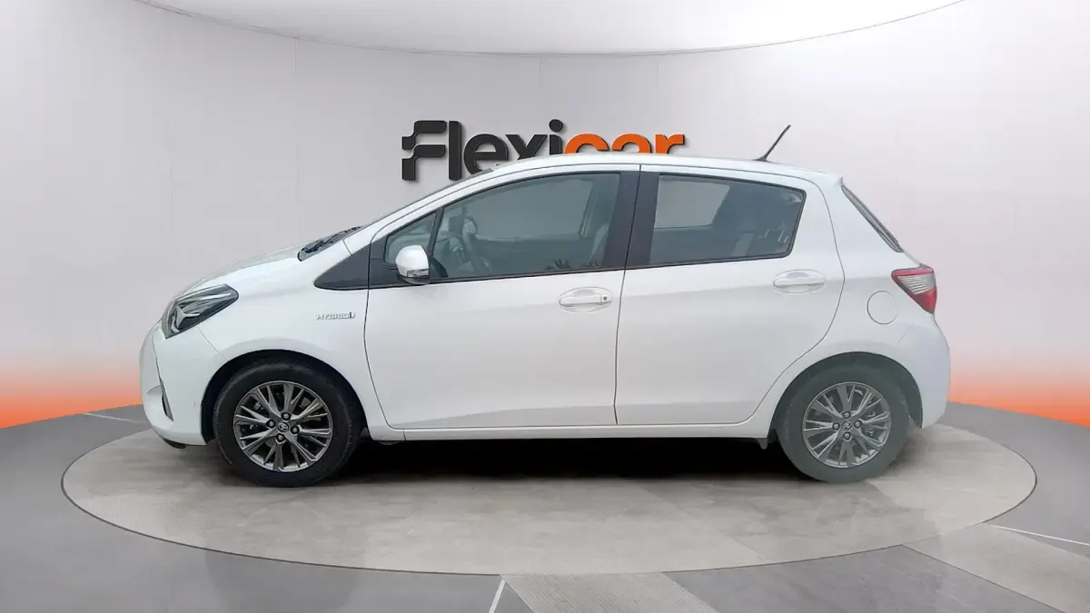 Usado Toyota Yaris Hybrid Active 100 CV (73 kW) 2018 Blanco Berlina