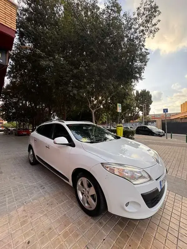 Usado Renault Mégane III Dynamique 110 CV (80 kW) 2010 Blanco Utilitario