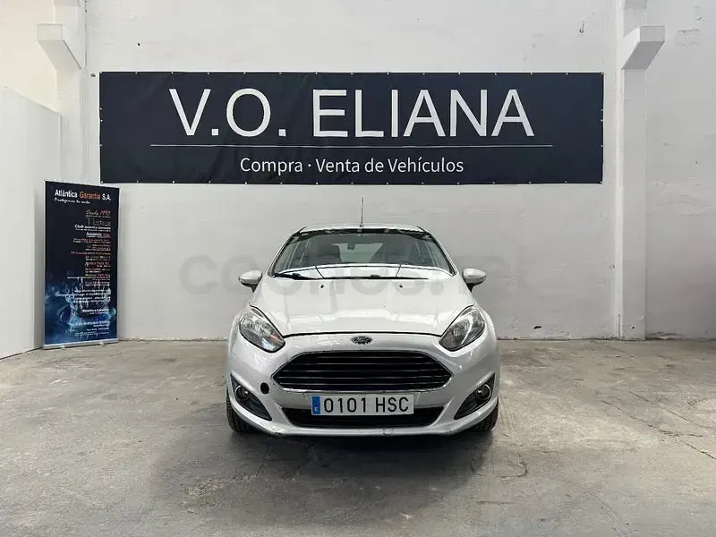 Usado Ford Fiesta Trend 100 CV (73 kW) 2013 Gris / plata Berlina