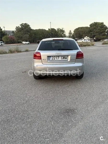 Usado Audi A3 Attraction 105 CV (77 kW) 2010 Gris / plata Utilitario