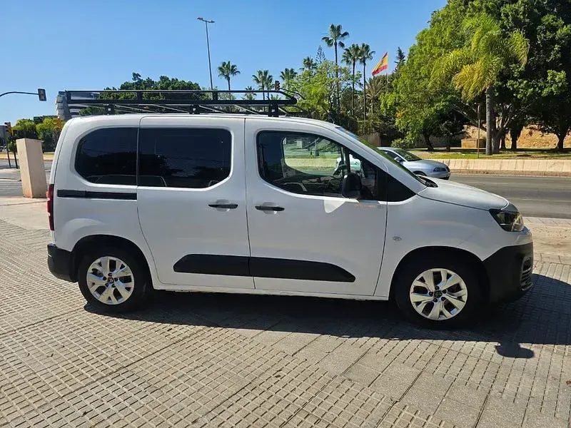 Usado Citroën Berlingo Feel 102 CV (75 kW) 2021 Blanco Monovolumen