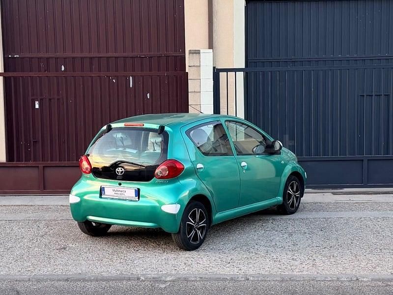 Usado Toyota Aygo 68 CV (50 kW) 2008 Verde Utilitario