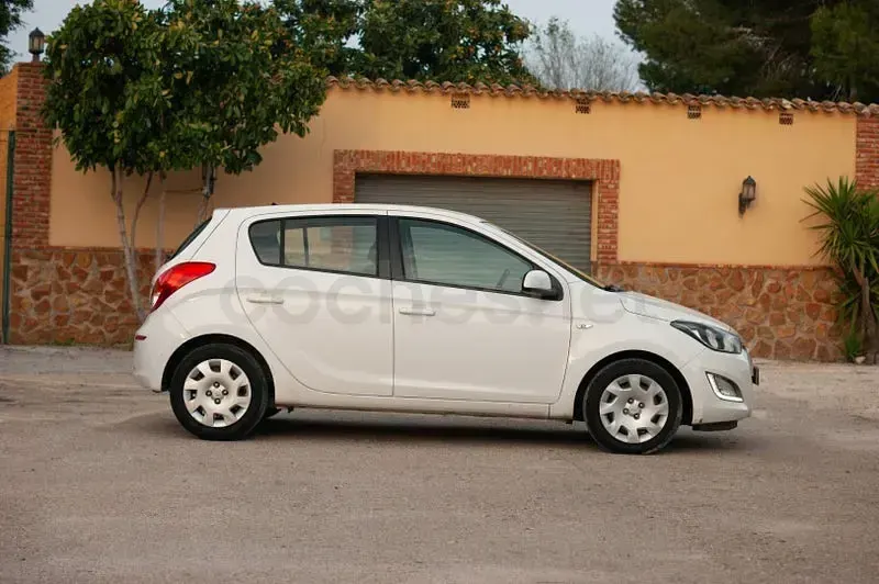 Usado Hyundai i20 75 CV (55 kW) 2014 Blanco Utilitario