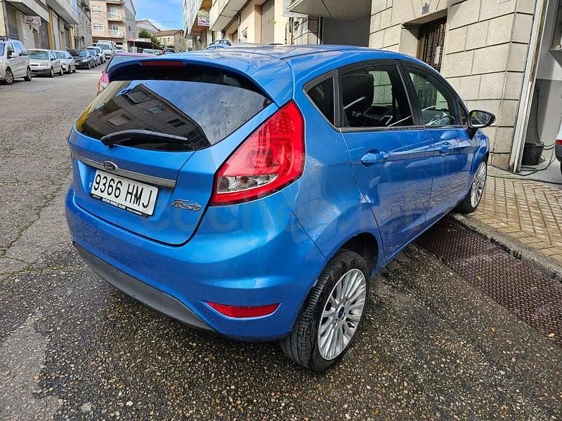 Usado Ford Fiesta Titanium 95 CV (69 kW) 2013 Azul Utilitario