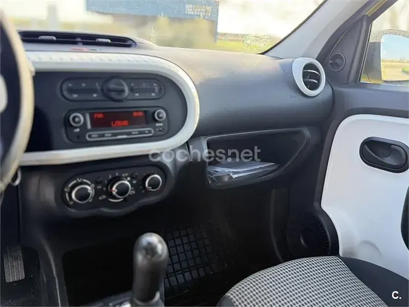 Usado Renault Twingo Intens 70 CV (51 kW) 2014 Amarillo Utilitario