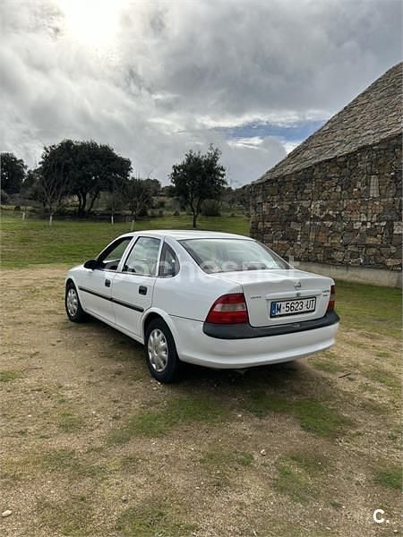 Usado Opel Vectra 115 CV (84 kW) 1997 Blanco Berlina
