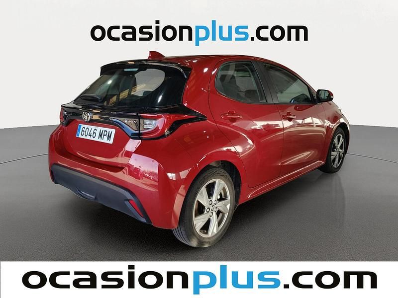 Usado Toyota Yaris Hybrid Active 116 CV (85 kW) 2024 Rojo Berlina