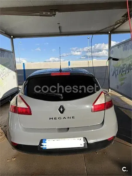 Usado Renault Mégane Dynamique 115 CV (84 kW) 2013 Gris / plata Berlina