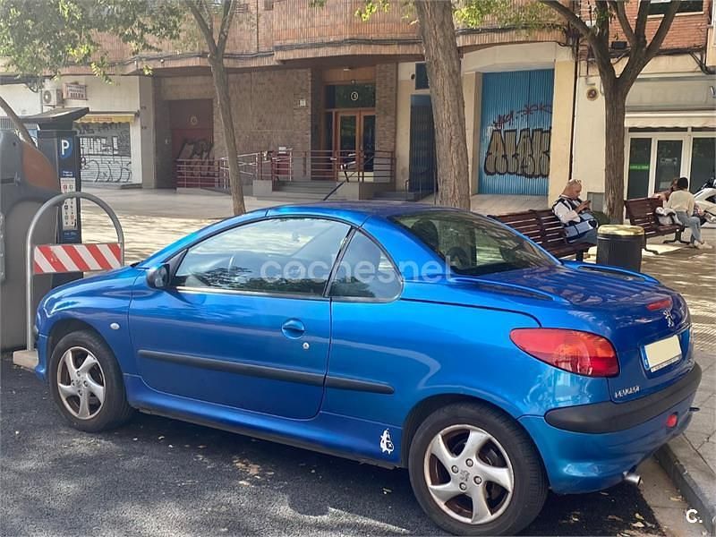 Usado Peugeot 206 110 CV (80 kW) 2002 Azul Descapotable