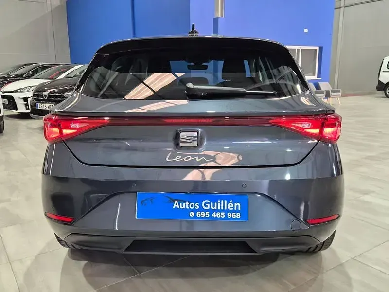 Usado Seat Leon Style 116 CV (85 kW) 2025 Gris / plata Berlina