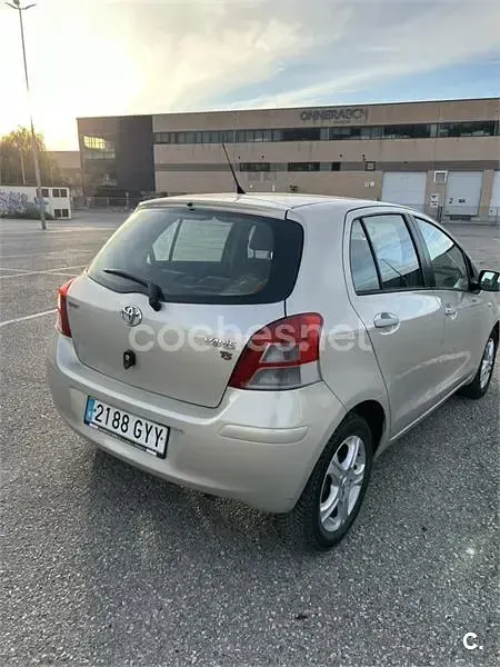 Usado Toyota Yaris 90 CV (66 kW) 2010 Beige Utilitario
