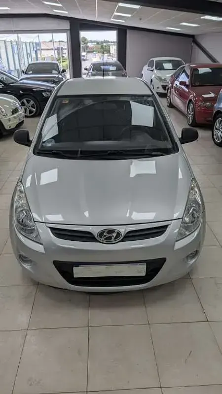 Usado Hyundai i20 Comfort 77 CV (56 kW) 2011 Gris Utilitario