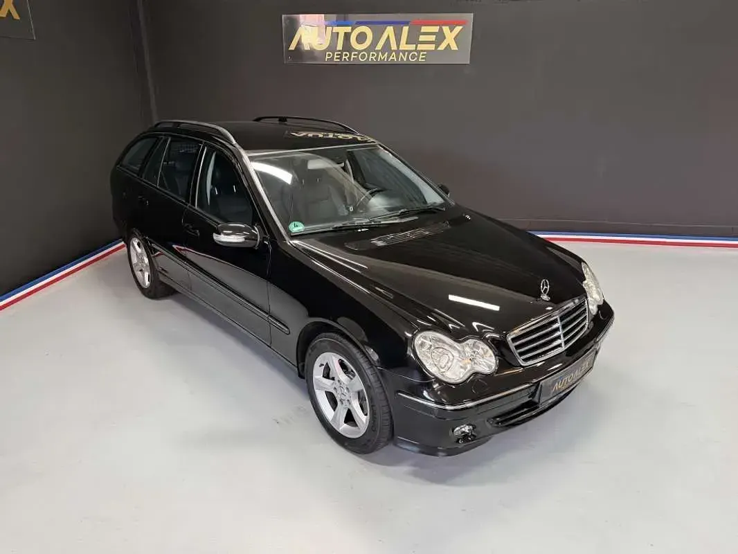 Usado Mercedes C220 Avantgarde 150 HP (110 kW) 2006 Preto Carrinha