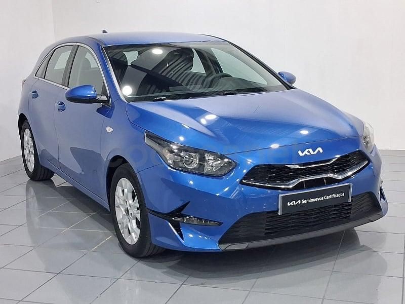 Käytetty Kia Ceed 100 HP (73 kW) 2022 Sininen Viistoperä
