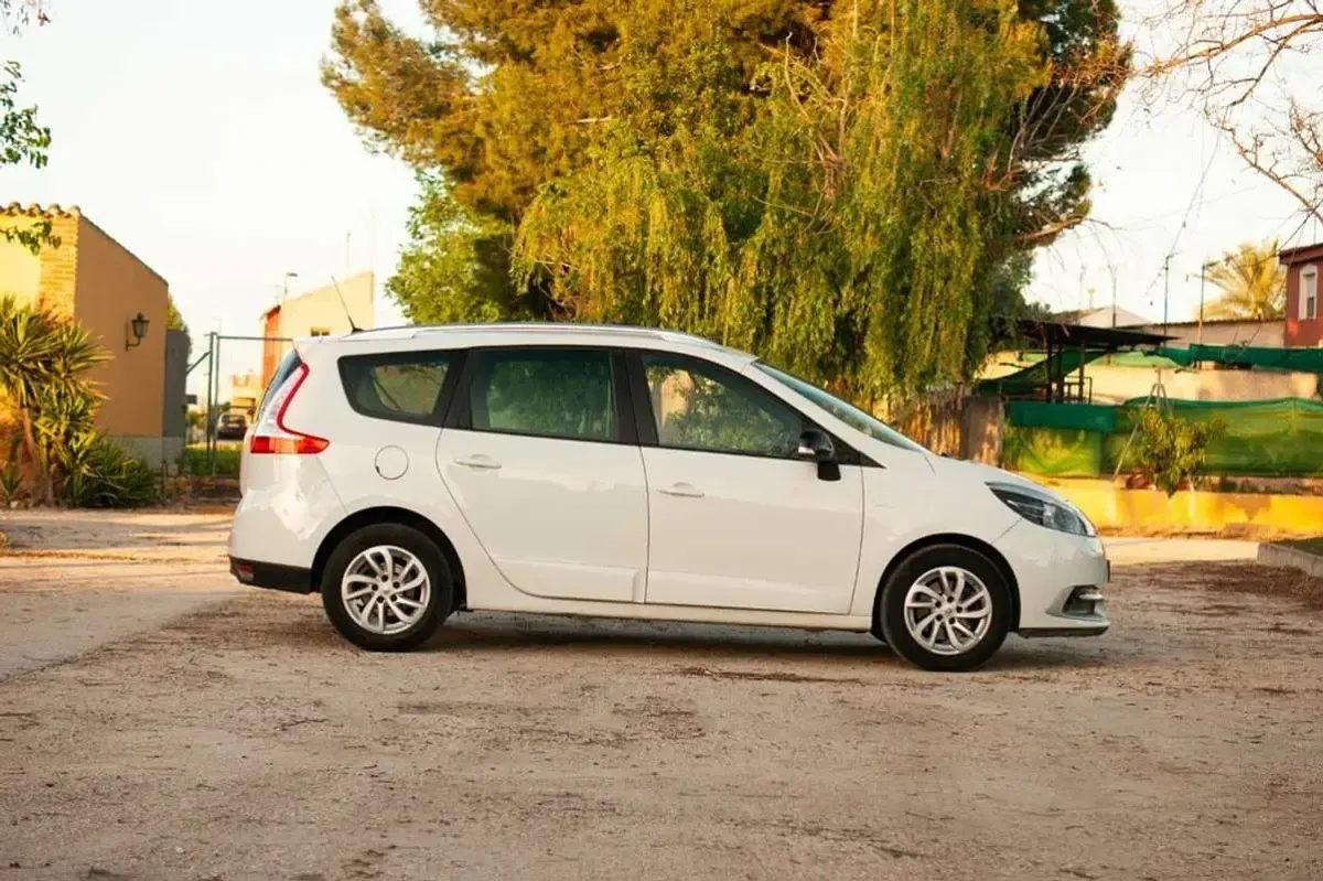 Usado Renault Scénic LIMITED 129 CV (94 kW) 2016 Blanco Monovolumen