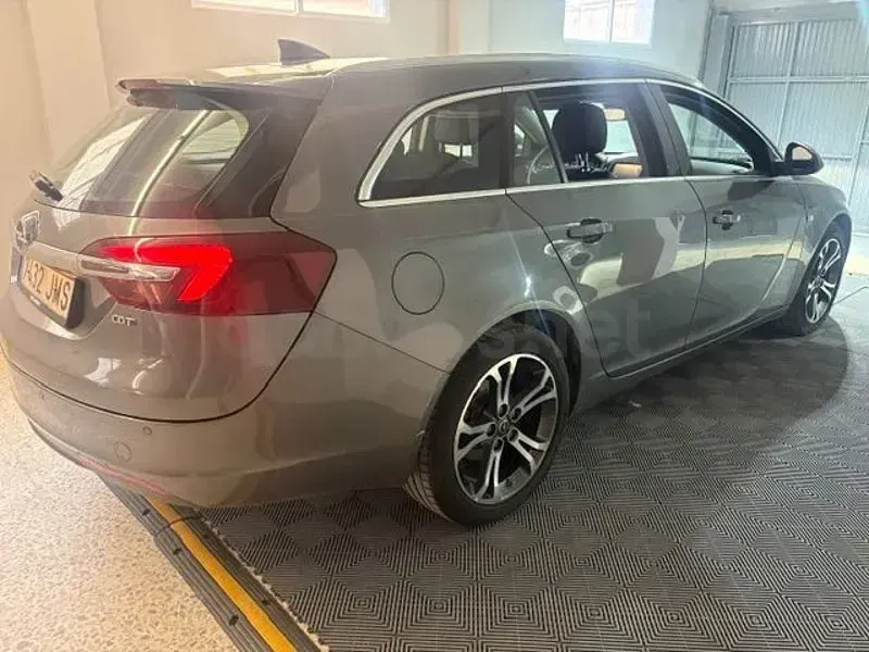 Usado Opel Insignia Selective 136 CV (100 kW) 2016 Gris / plata Familiar