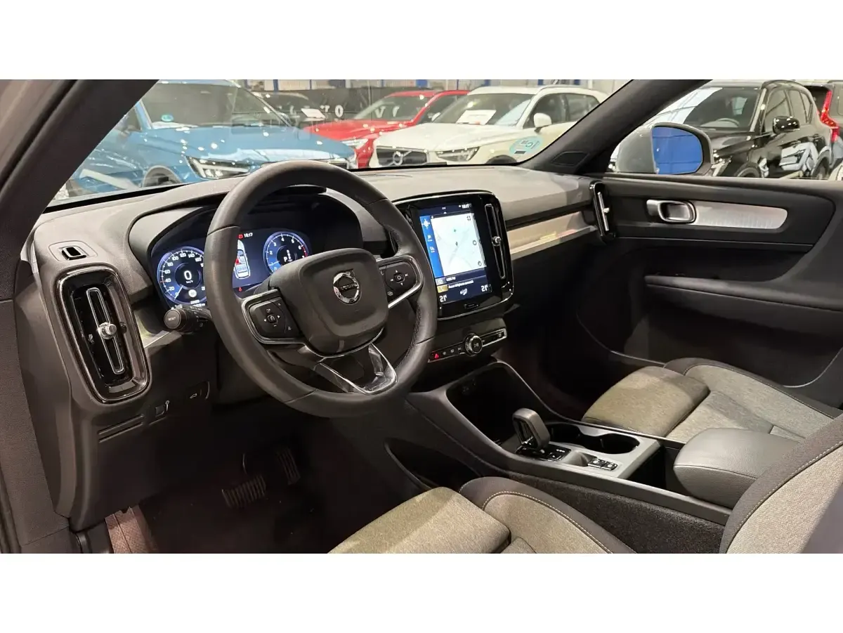 Käytetty Volvo XC40 Core 129 HP (94 kW) 2024 Harmaa Katumaasturi